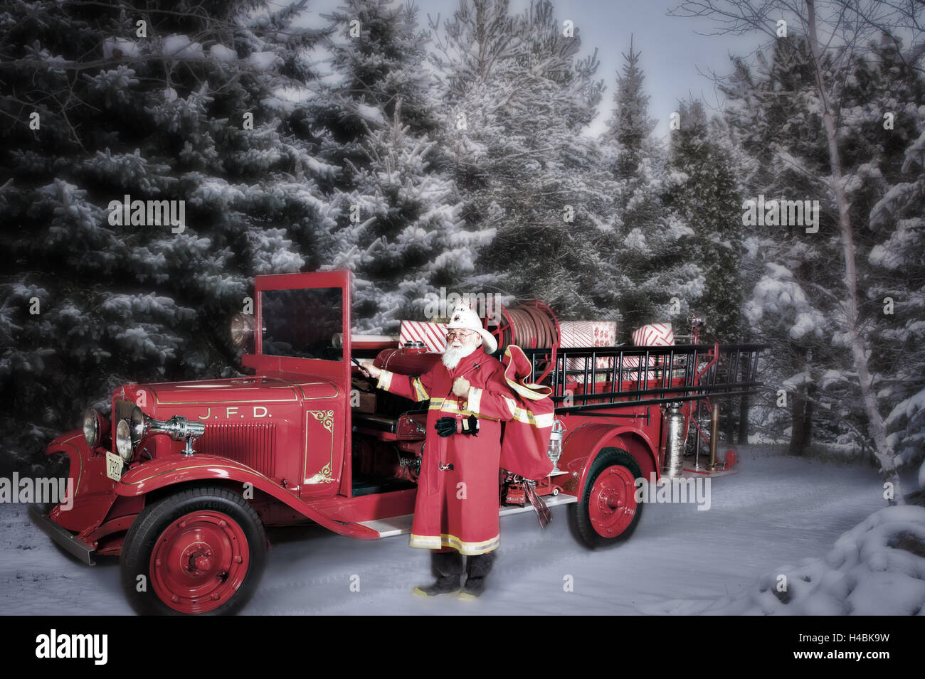 Feuerwehrmann-Weihnachtsmann mit Jackson Feuerwehr Oldtimer Feuerwehrauto Stockfoto