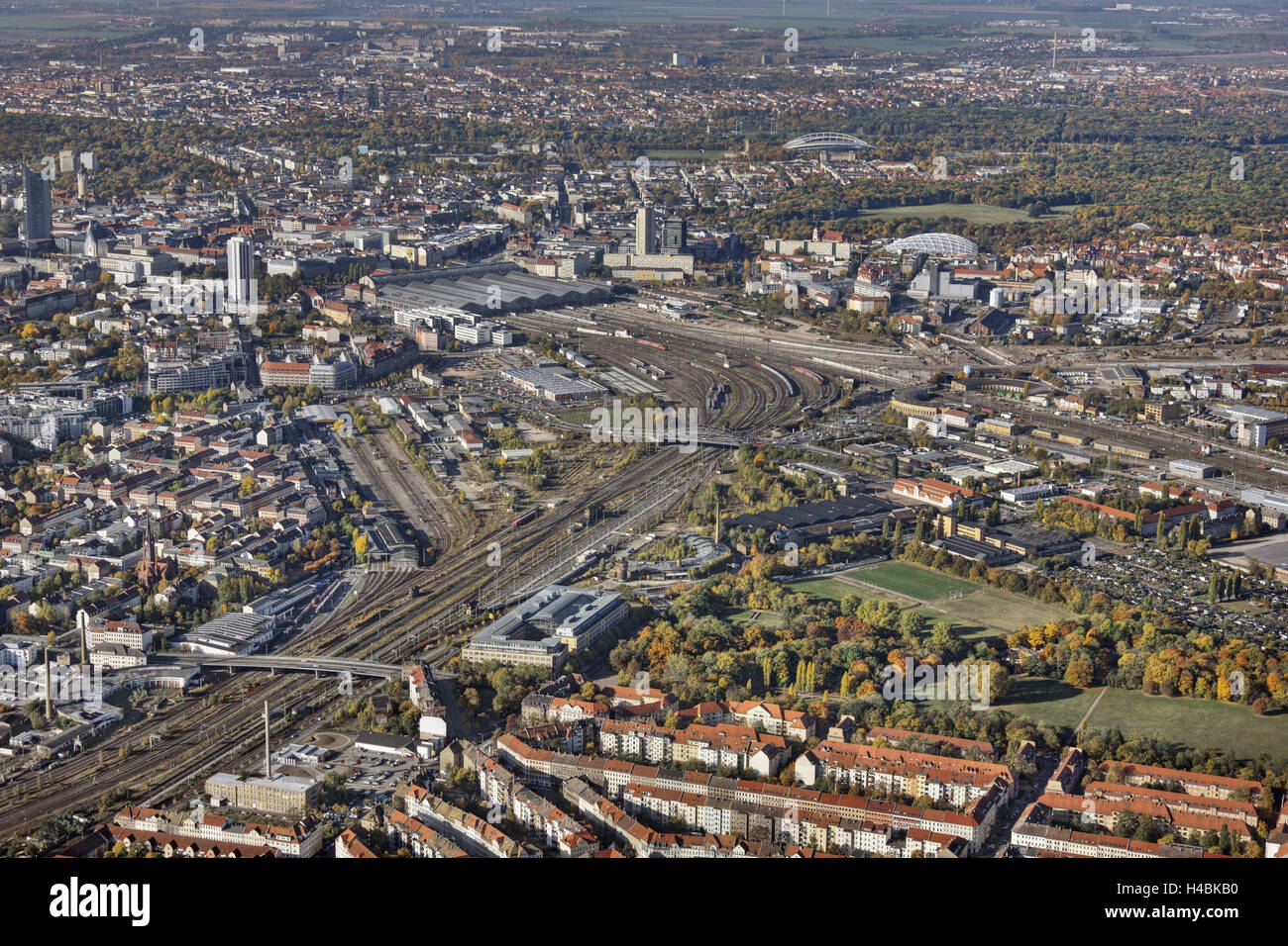 Deutschland, Sachsen, Leipzig, Häuser, Bahnhof, Schienen, Züge, von oben, Luftaufnahme, Stockfoto