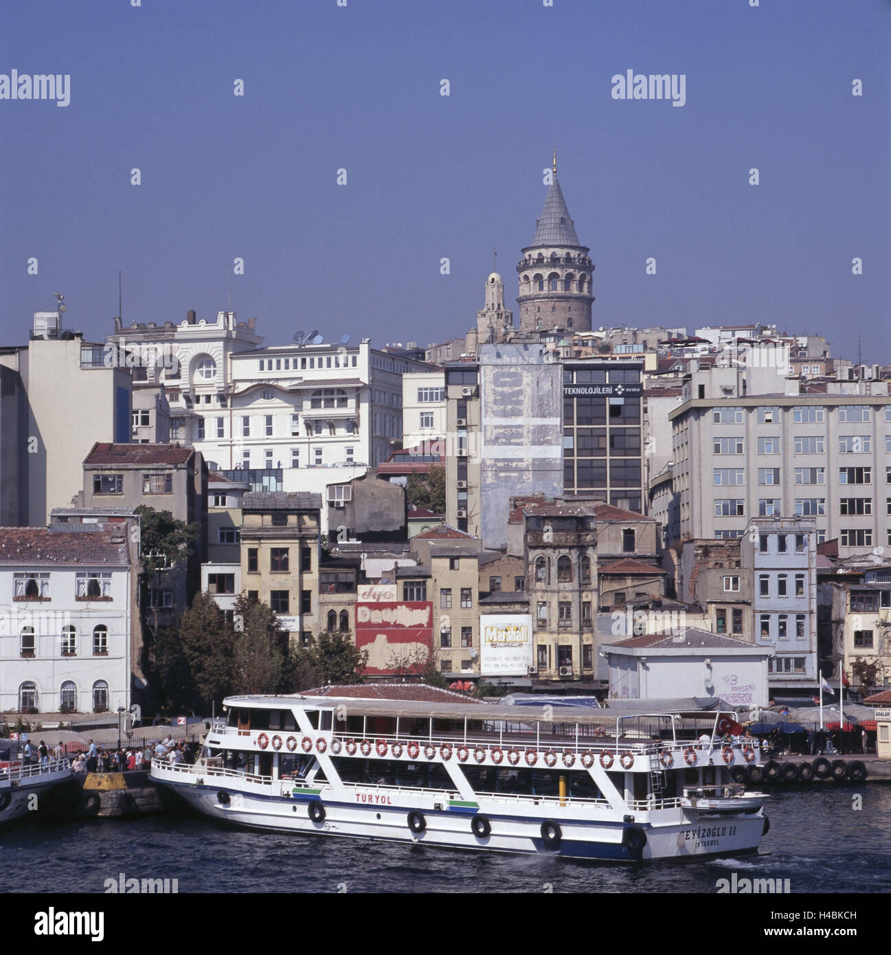 Türkei, Istanbul, den Bosporus, Schiff, Stadt anzeigen mit Galata-Turm, Stockfoto