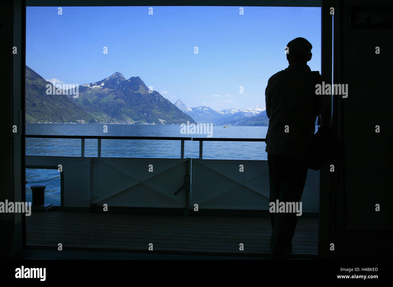 Schweiz, Luzern, historischen "Kapellbrücke" (Brücke) über den Fluss Reuss, Luzerner Altstadt, Wasserturm, eines der Wachtürme der Stadtbefestigung von Luzern, Stockfoto