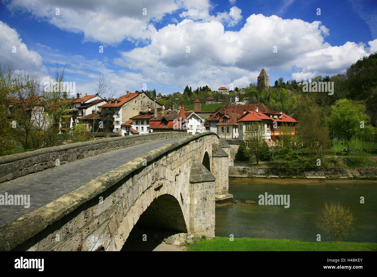 Schweiz, Freiburg am Fluss Saane, 'Pont du Milieu"(Brücke) über die Saane-Fluss im Stadtteil Auge auf der Oberseite rechts Tour Rouge, Stockfoto