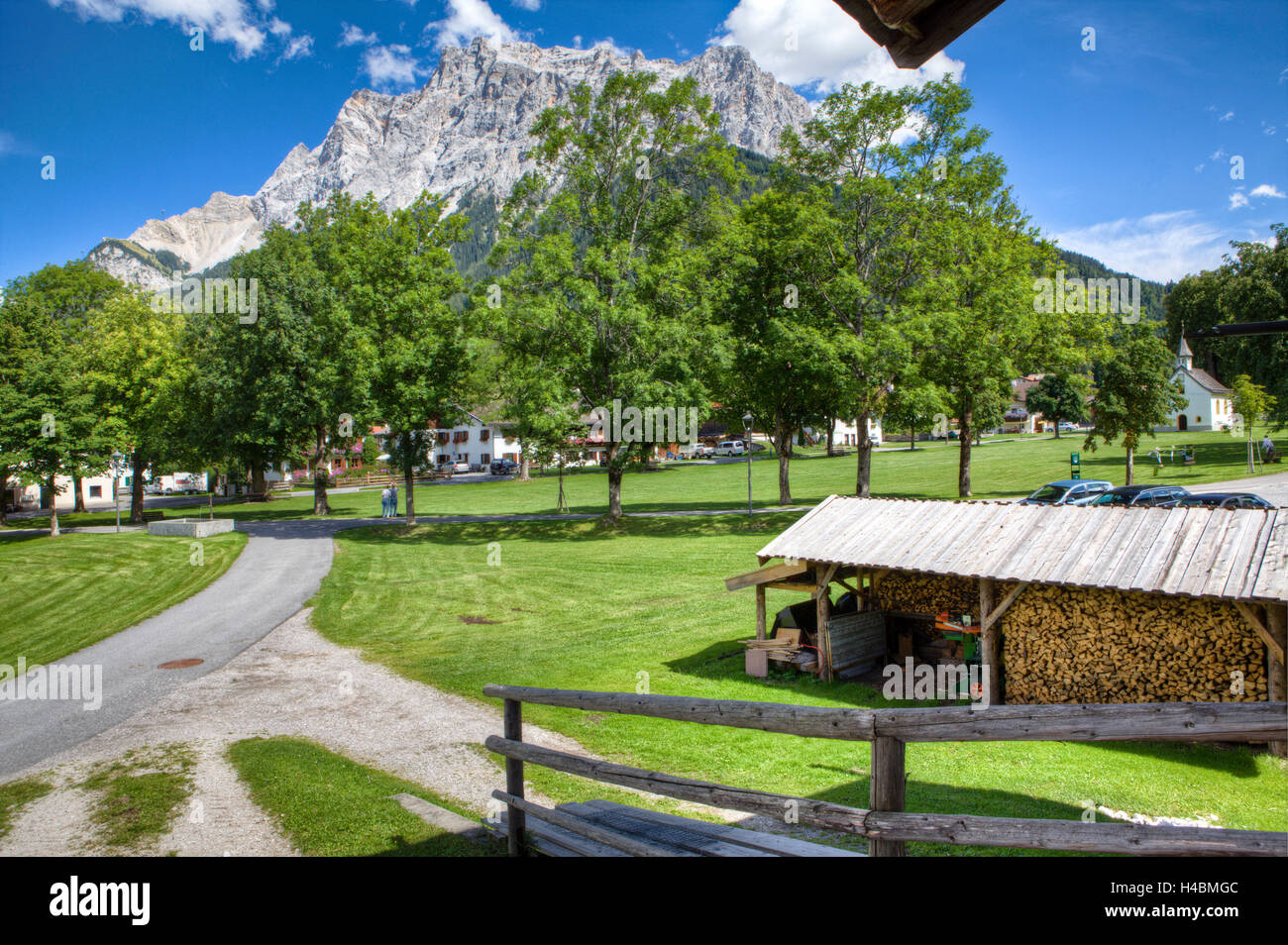 Ehrwald mit Blick auf Zugspitze, Tirol, Österreich Stockfotografie - Alamy