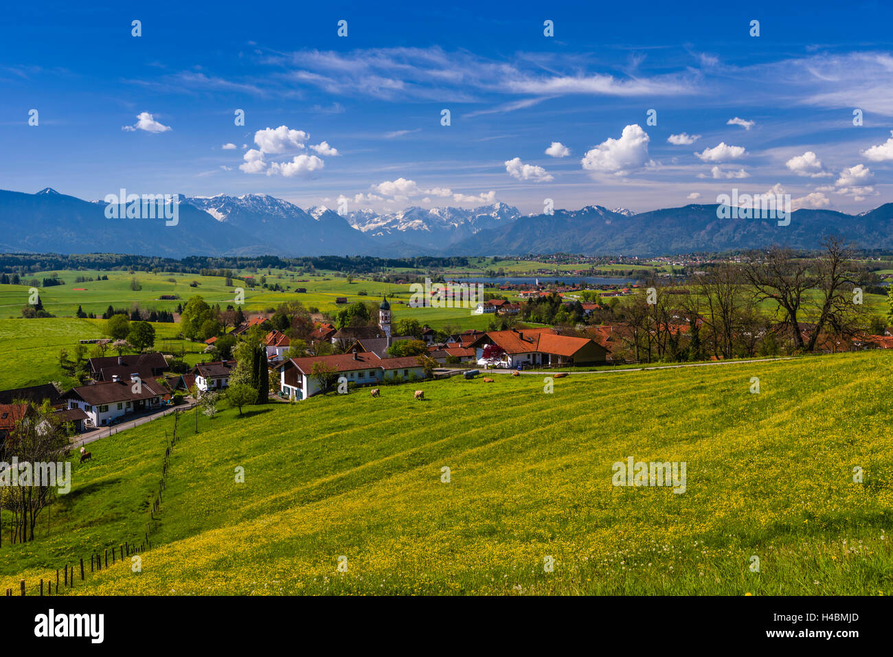 Deutschland, Bayern, Oberbayern, Pfaffenwinkel, Aidling, Riegsee gegen Estergebirge, Wettersteingebirge und Ammergebirge, Anzeigen der Aidlinger Höhe Stockfoto