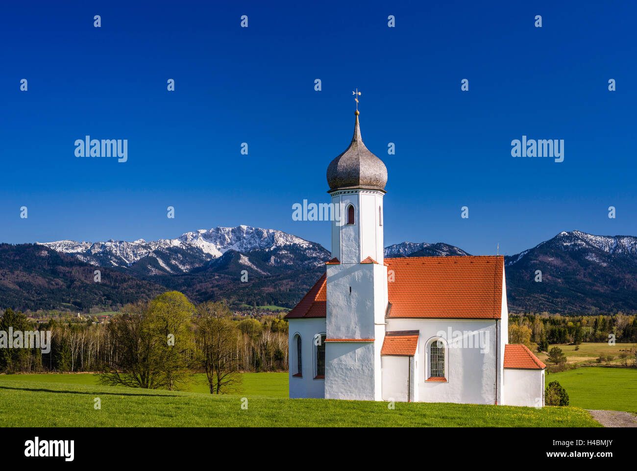 Deutschland, Bayern, Oberbayern, Pfaffenwinkel, Penzberg, Bezirk Sankt Johannisrain, Kirche Sankt Johannisrain gegen Voralpen mit Benediktenwand Stockfoto