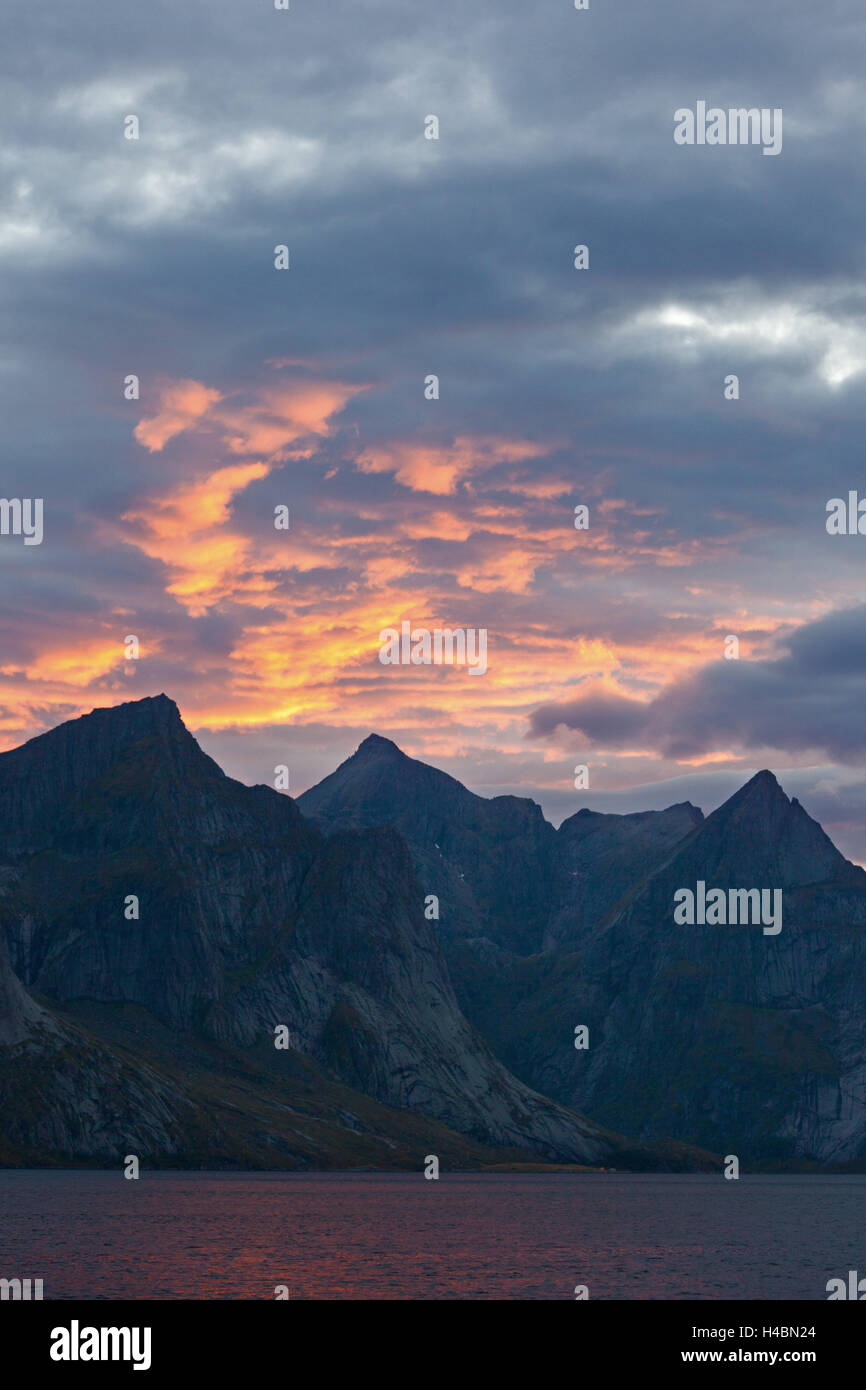 Hermannsdalstinden, Berge, Küste, Meer, Sonnenuntergang, Moskenesoya, Lofoten, Land im Norden, Norwegen Stockfoto