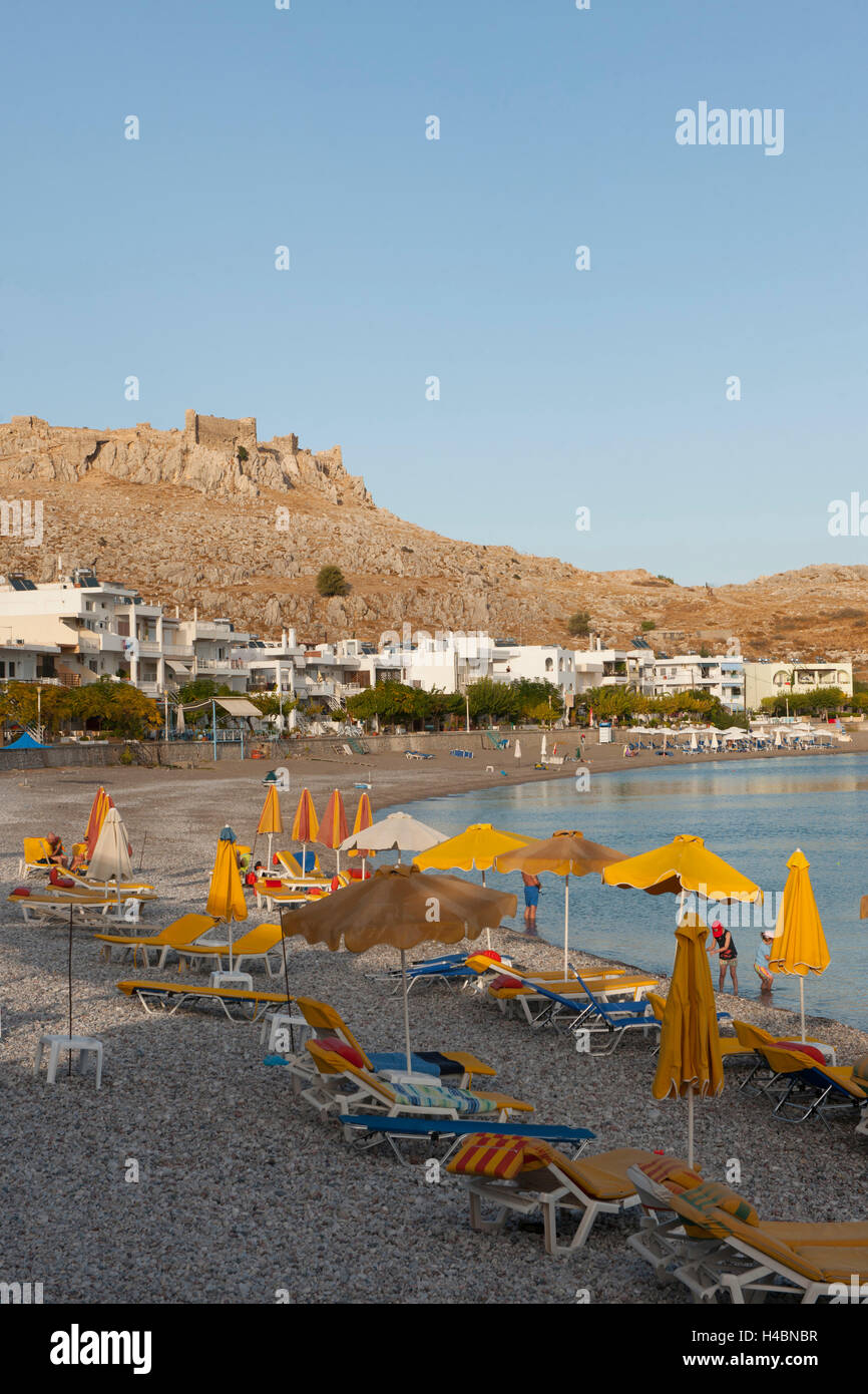 Griechenland, Rhodos, Charaki, Hauptstrand mit Burg Feraklos Stockfoto