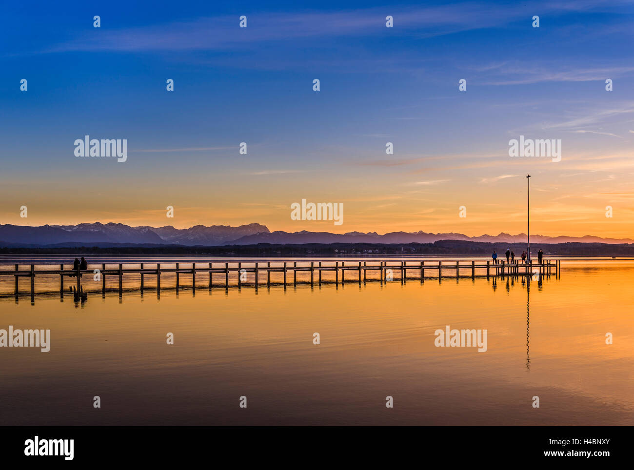 Deutschland, Bayern, Upper Bavaria, Landkreis Bad Tölz, Fünfseenland Bereich, Ammerländer, Bezirk Ambach Starnberger See gegen Alpenvorland mit Wettersteingebirge Stockfoto