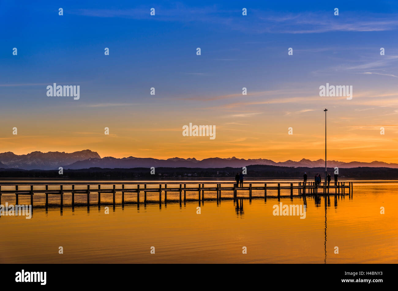 Deutschland, Bayern, Upper Bavaria, Landkreis Bad Tölz, Fünfseenland Bereich, Ammerländer, Bezirk Ambach Starnberger See gegen Voralpenland mit Wettersteingebirge und die Ammergauer Alpen Stockfoto