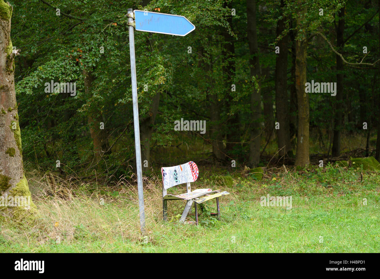 Park Bench, Ski, Snowboard, am Waldrand Stockfoto