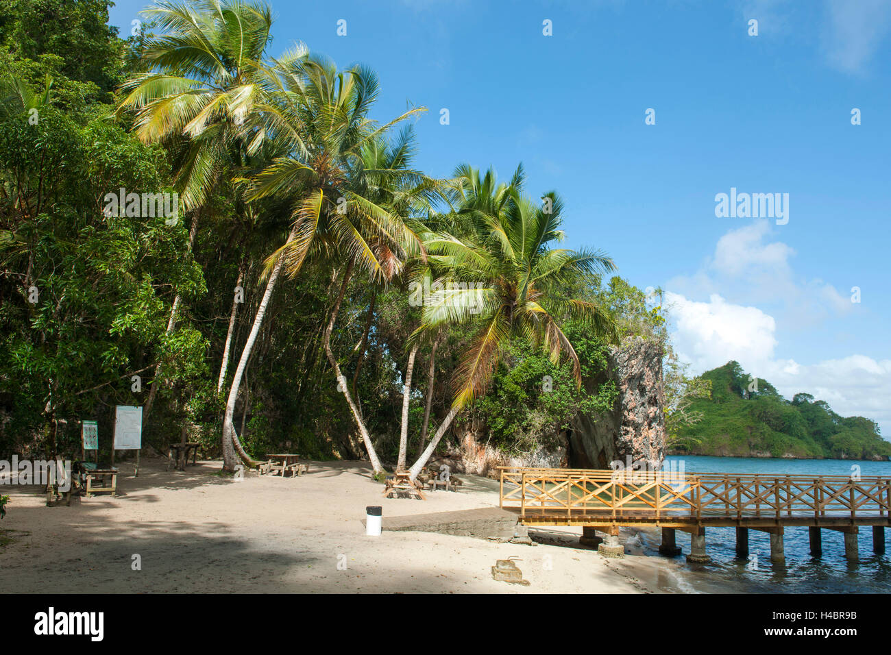 Der Dominikanischen Republik, im Osten, Sabana De La Mar, Nationalpark Batch Haitises, Bootssteg mit der Cueva La Arena in der Bucht von San Lorenzo Stockfoto