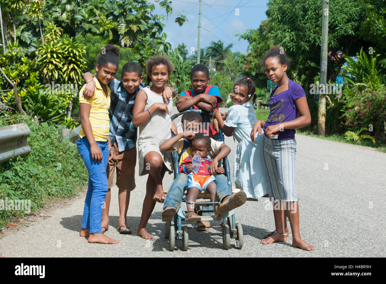 Der Dominikanischen Republik, im Osten, Sabana De La Mar, Kinder im Dorf La Valle in der Straße von Sabana De La Mar, Hato mayor Stockfoto