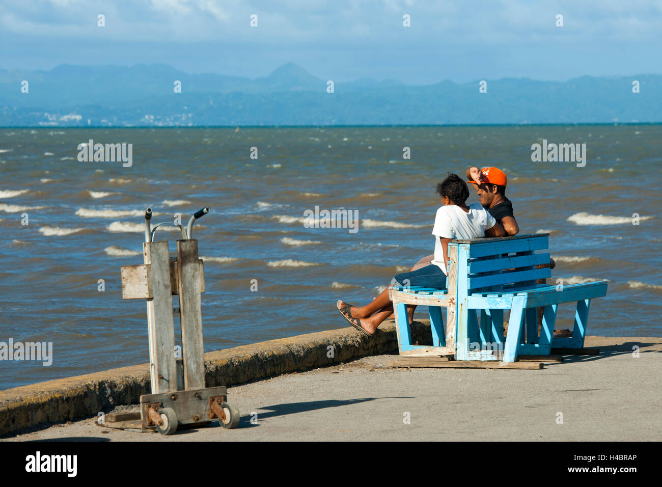 Der Dominikanischen Republik, im Osten, Sabana De La Mar, in der Anleger der Fähre auf die Halbinsel Samana (am Horizont) Stockfoto