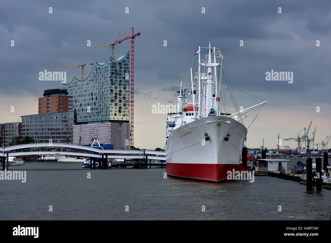 Postkarte: Hamburg die Elbphilharmonie Elphi Schiff San Diego und Vollmond 