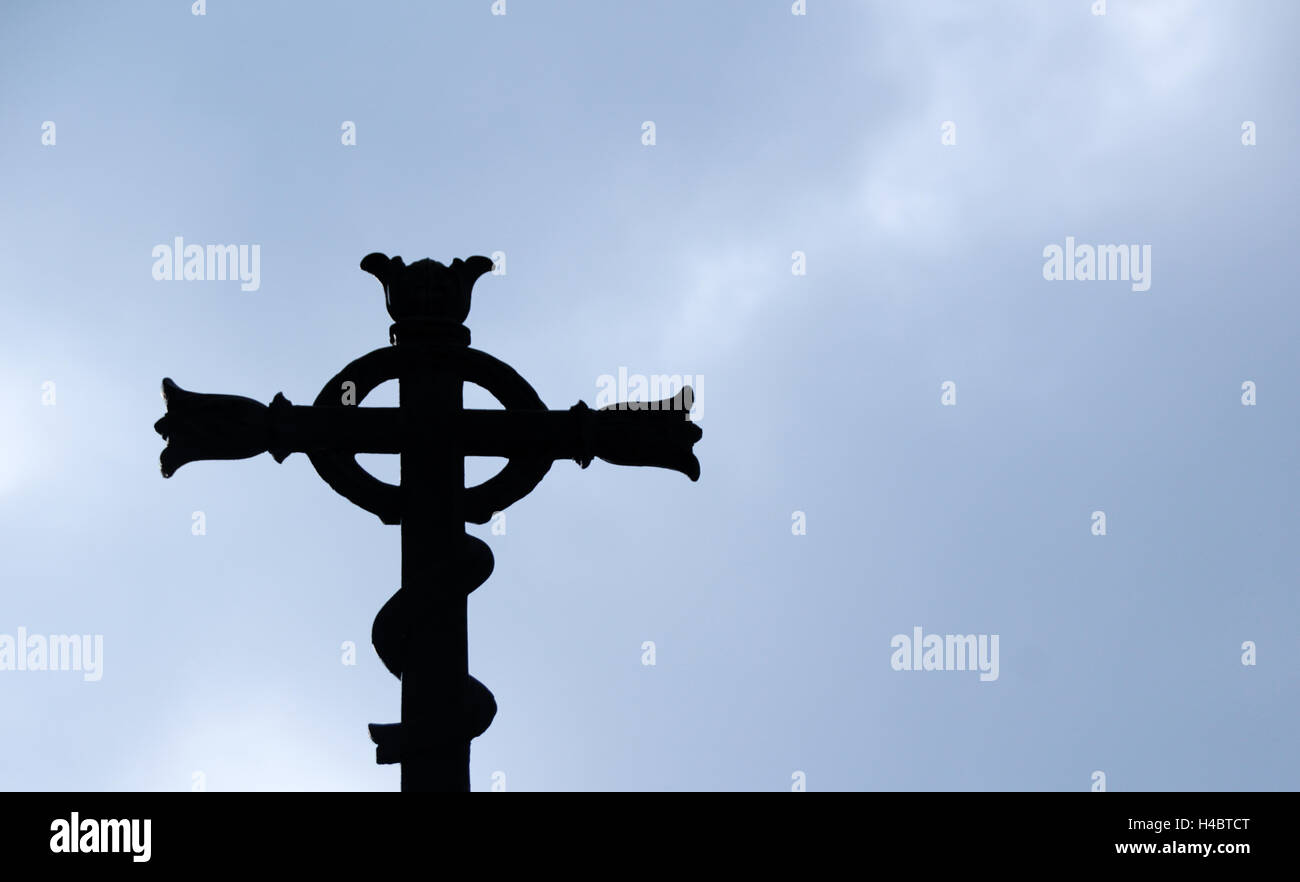 Foto von einem religiösen Kreuz am klaren Himmel Stockfoto