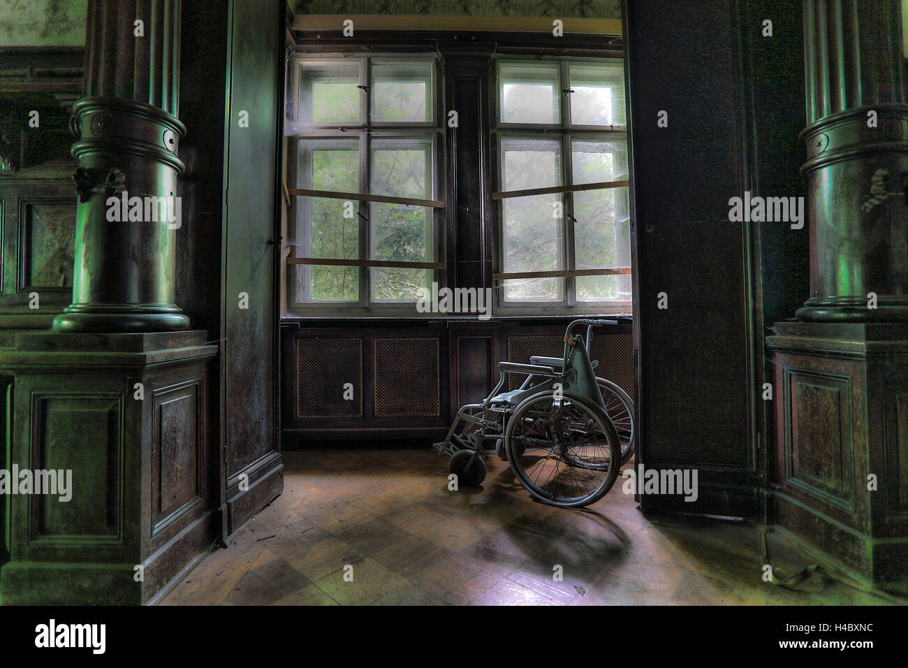 Fensterfront mit Rollstuhl Stockfoto