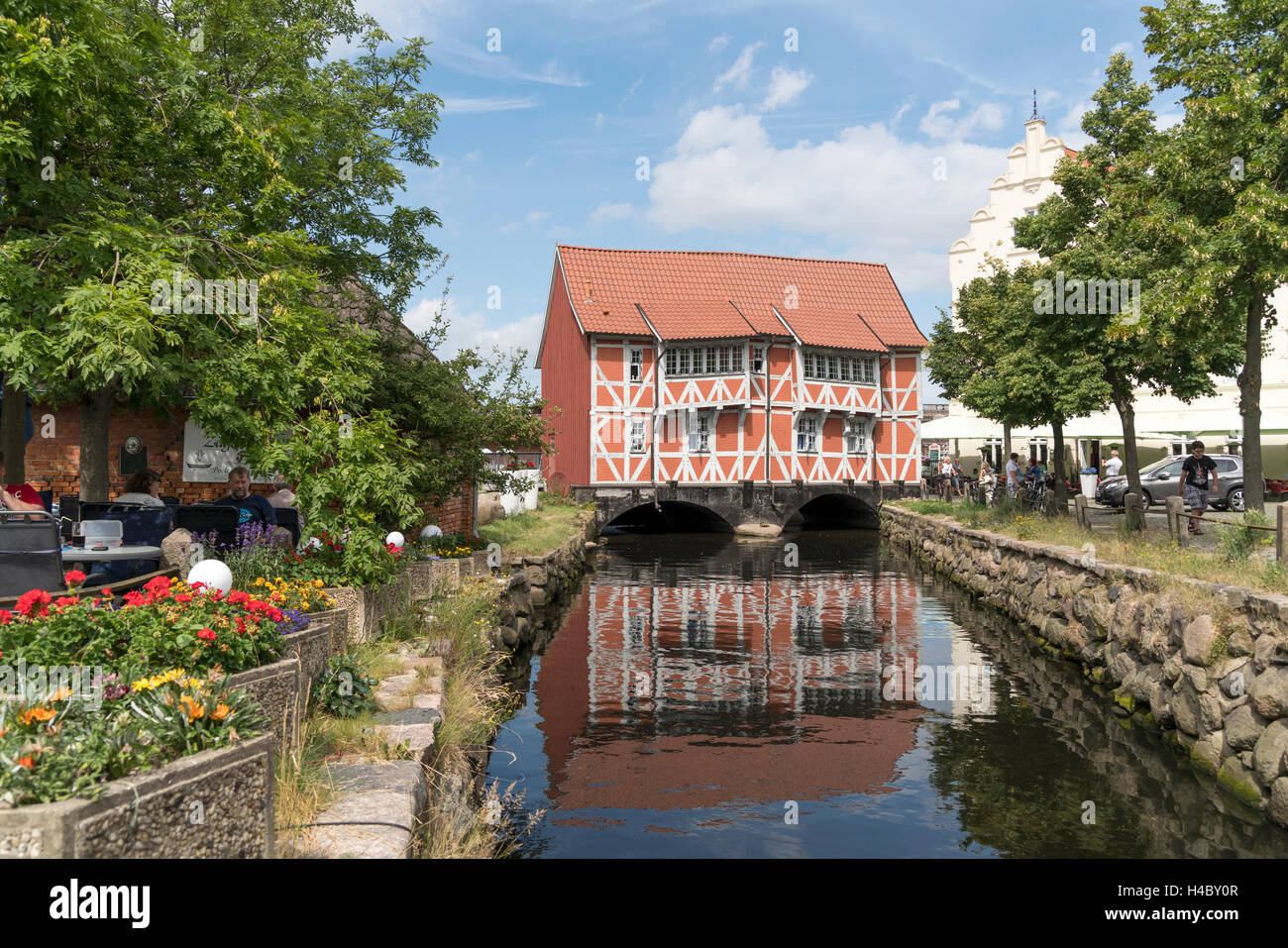 Fachwerkbau über der Grube Fluss oder Mühlenbach, historische Altstadt, Hansestadt Wismar, Mecklenburg-Vorpommern Stockfoto