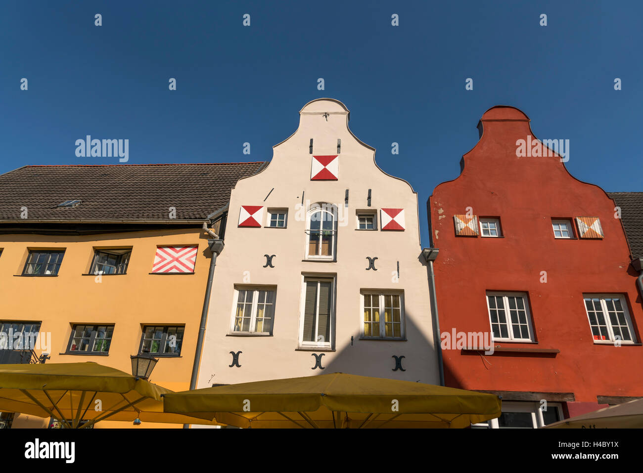 restaurierte Fassaden der historischen Altstadt, Hansestadt Wismar, Mecklenburg-Vorpommern, Deutschland Stockfoto