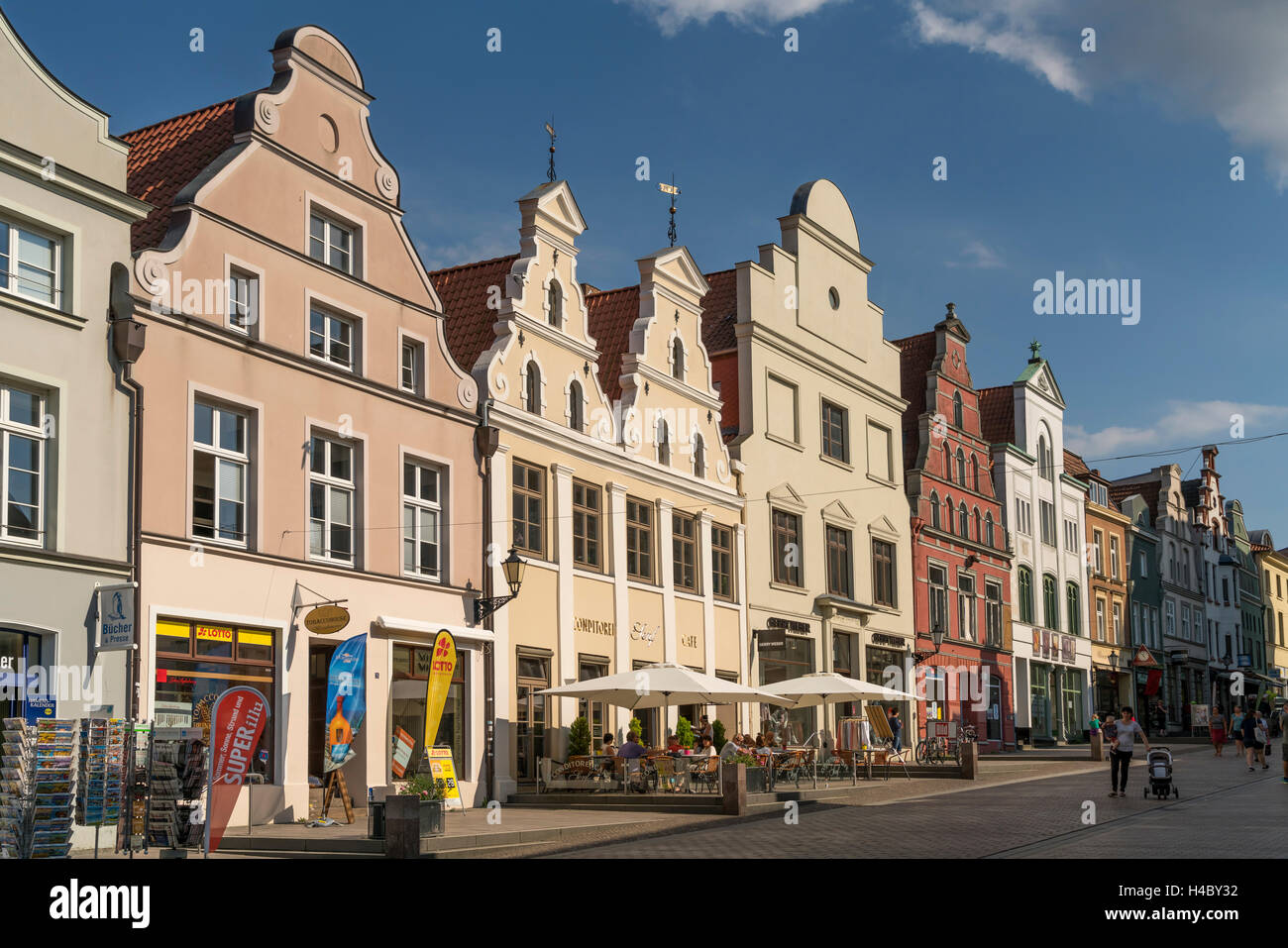 restaurierte Fassaden der historischen Altstadt, Hansestadt Wismar, Mecklenburg-Vorpommern, Deutschland Stockfoto