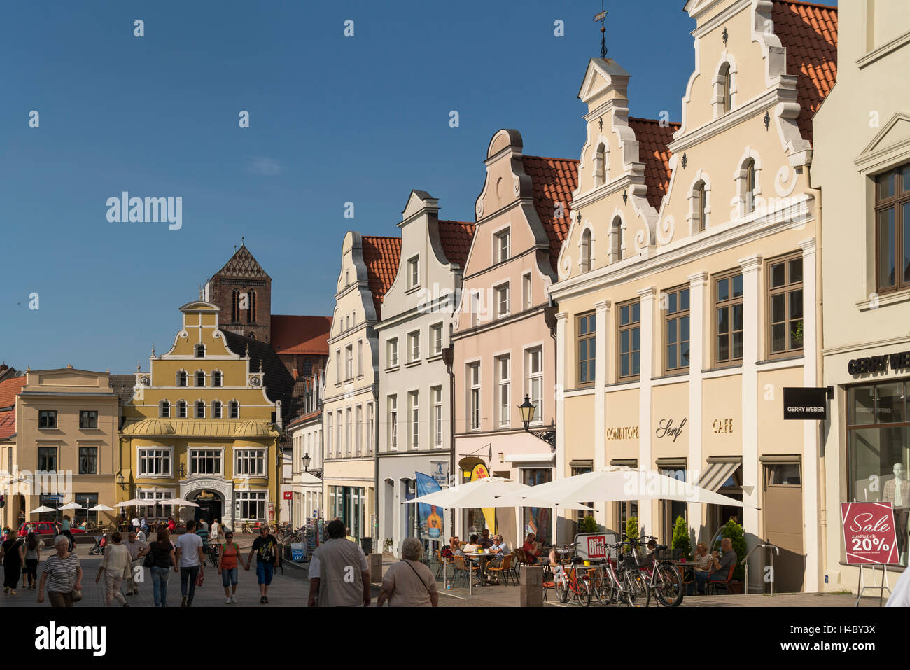 restaurierte Fassaden der historischen Altstadt, Hansestadt Wismar, Mecklenburg-Vorpommern, Deutschland Stockfoto