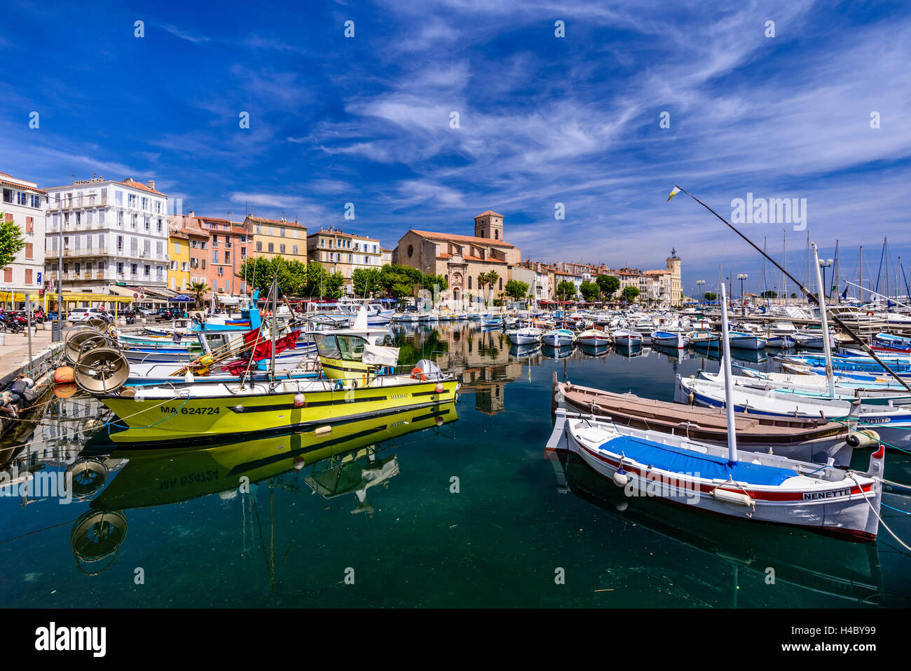 Frankreich, Provence, Bouches-du-Rhône, Riviera, La Ciotat, alten Hafen mit Kirche Notre Dame Stockfoto
