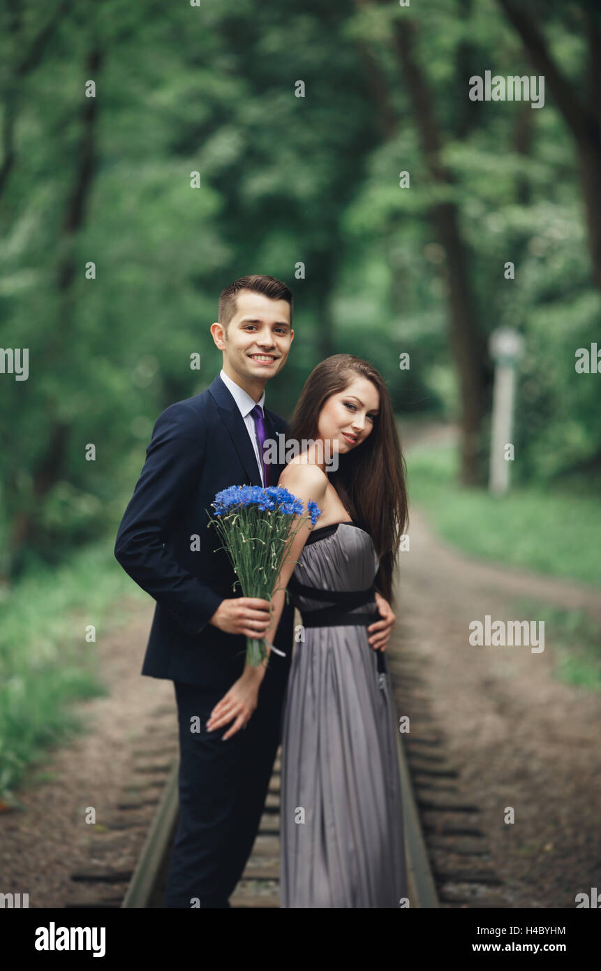 Junge schöne Paar, Mädchen mit perfekten Kleid posiert im park Stockfoto