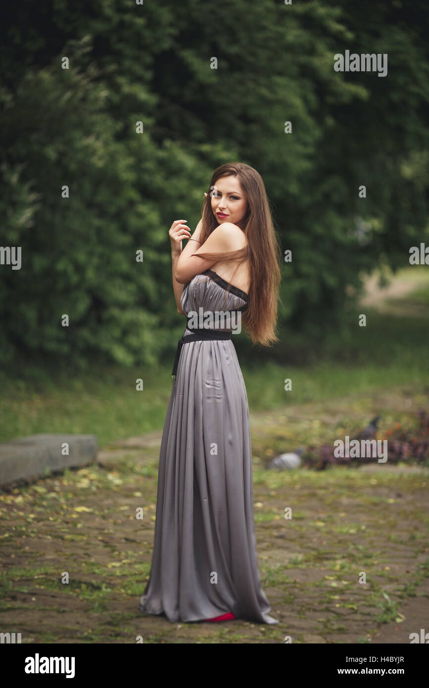 Beauty romantisches Mädchen im Freien. Teenager-Model mit Casual Dress im Park. Lange Haare weht. Stockfoto