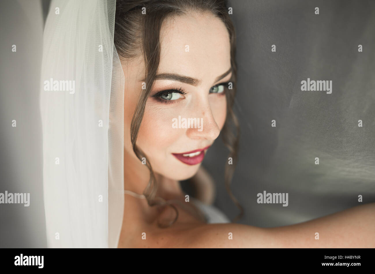 Porträt der schönen Braut mit Mode Schleier am Hochzeitsmorgen. Stockfoto