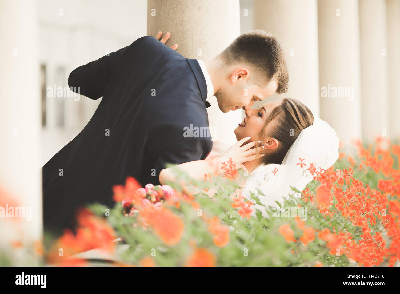 Porträt von glücklich neu Hochzeit paar mit Blumenstrauß Stockfoto