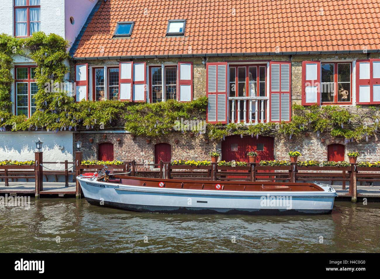 Brügge, Belgien - 6. April 2008: Boot auf dem Dock vor einem Vintage House Kanal Dijver Stockfoto