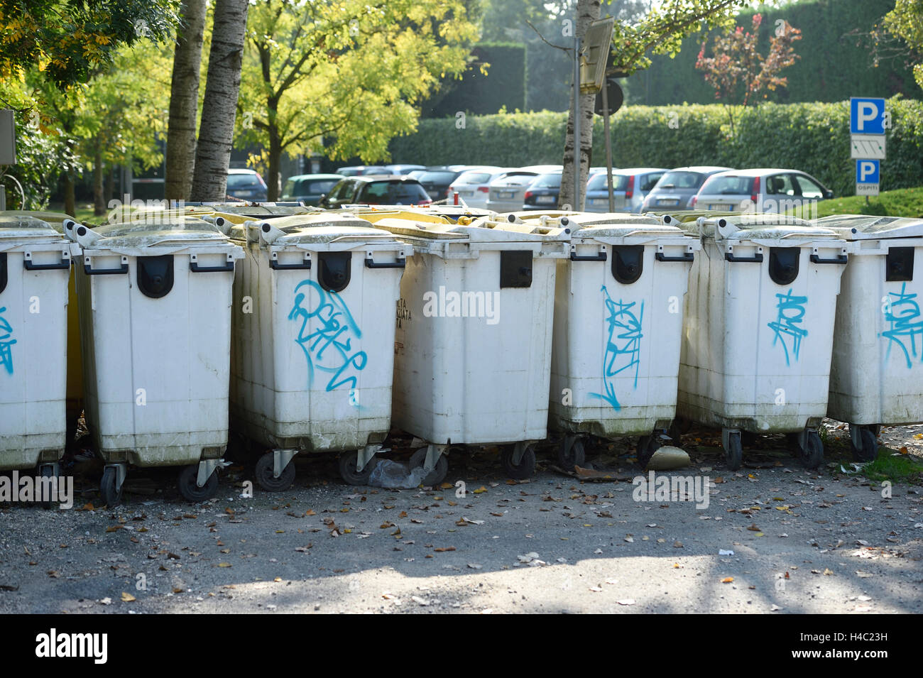 Europa, Italien, Cremona, Mülltonnen, Straßenrand Stockfoto