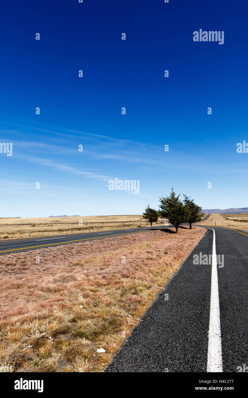 Die zwei langen Straßen führen in die Berge mit blauem Himmel. Stockfoto