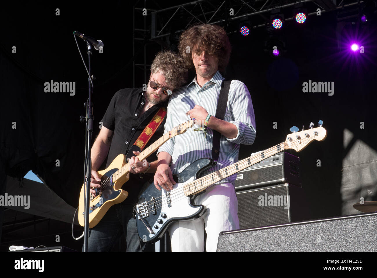 Steve Selvidge und Galen Polivka von The Hold Steady führt beim Riot Fest im nationalen Complex 2. September 2016 in Denver, Colorado Stockfoto