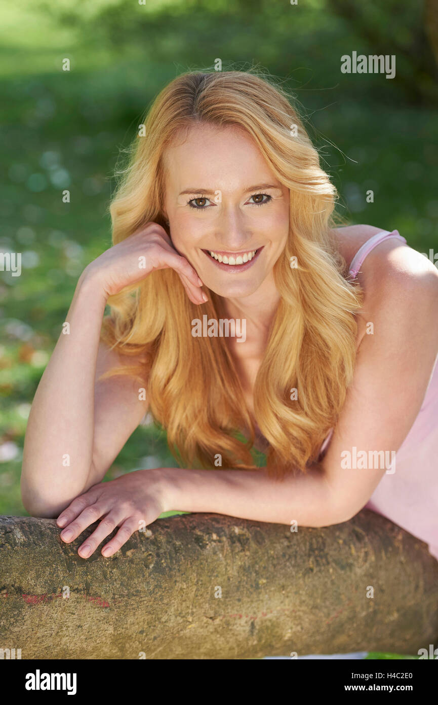 Frau, jung, Porträt, frontal, Stadtpark, Frühling, entspannend Stockfoto