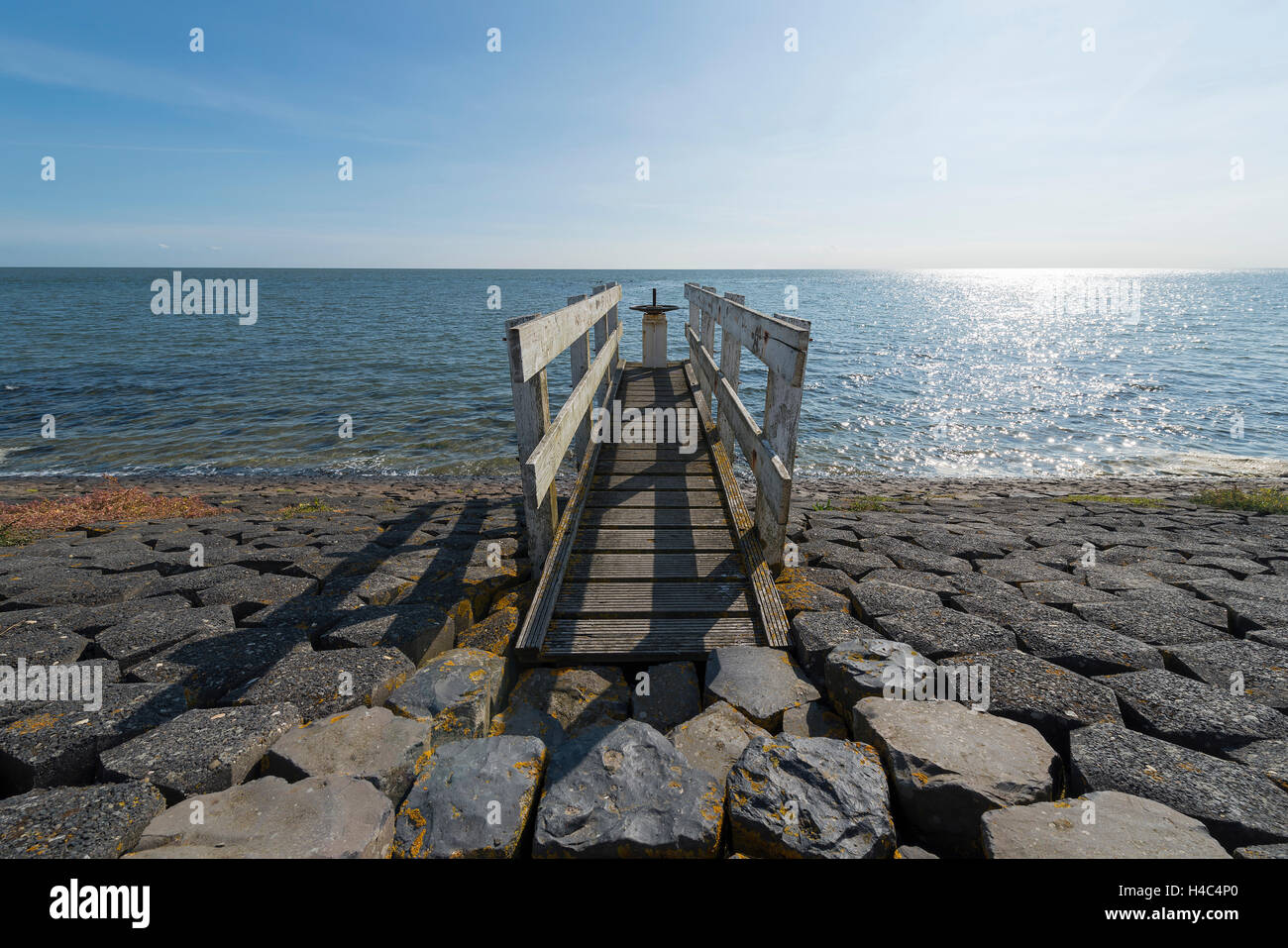 Steuerelement angedockt auf ein Wasser Luis auf dem Wattenmeer Insel Vlieland in den Niederlanden Stockfoto
