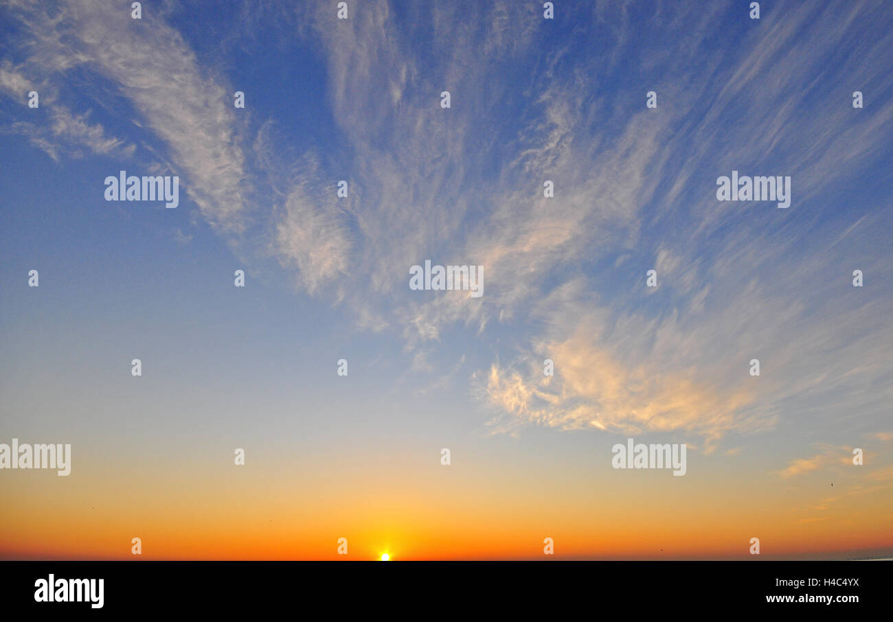 Blauer Himmel mit Wolken mit dem Tagesanbruch Sonnenschein Stockfoto
