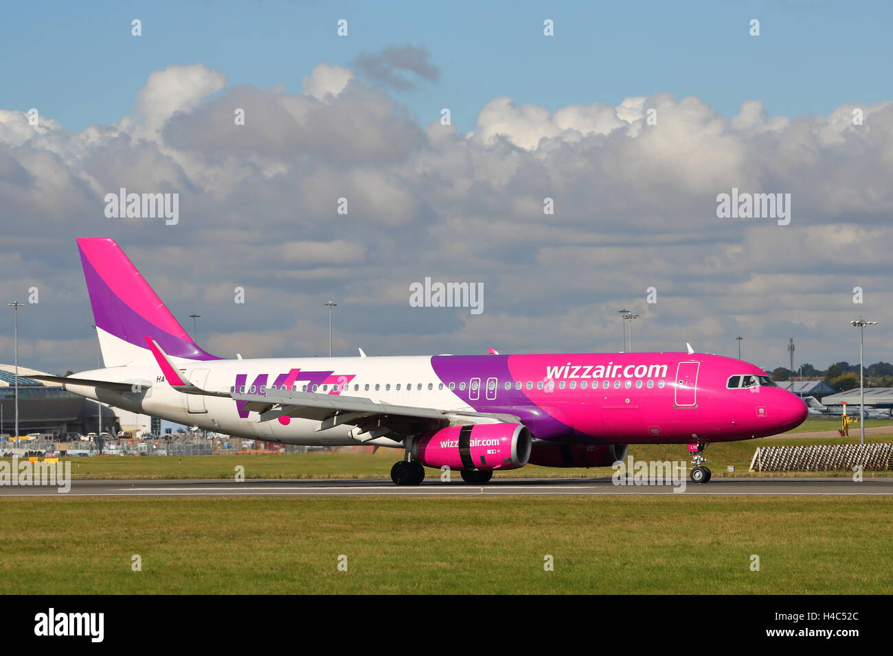 Wizz Air Airbus A320-200 HA-LYO landet auf dem Flughafen Luton, UK Stockfoto