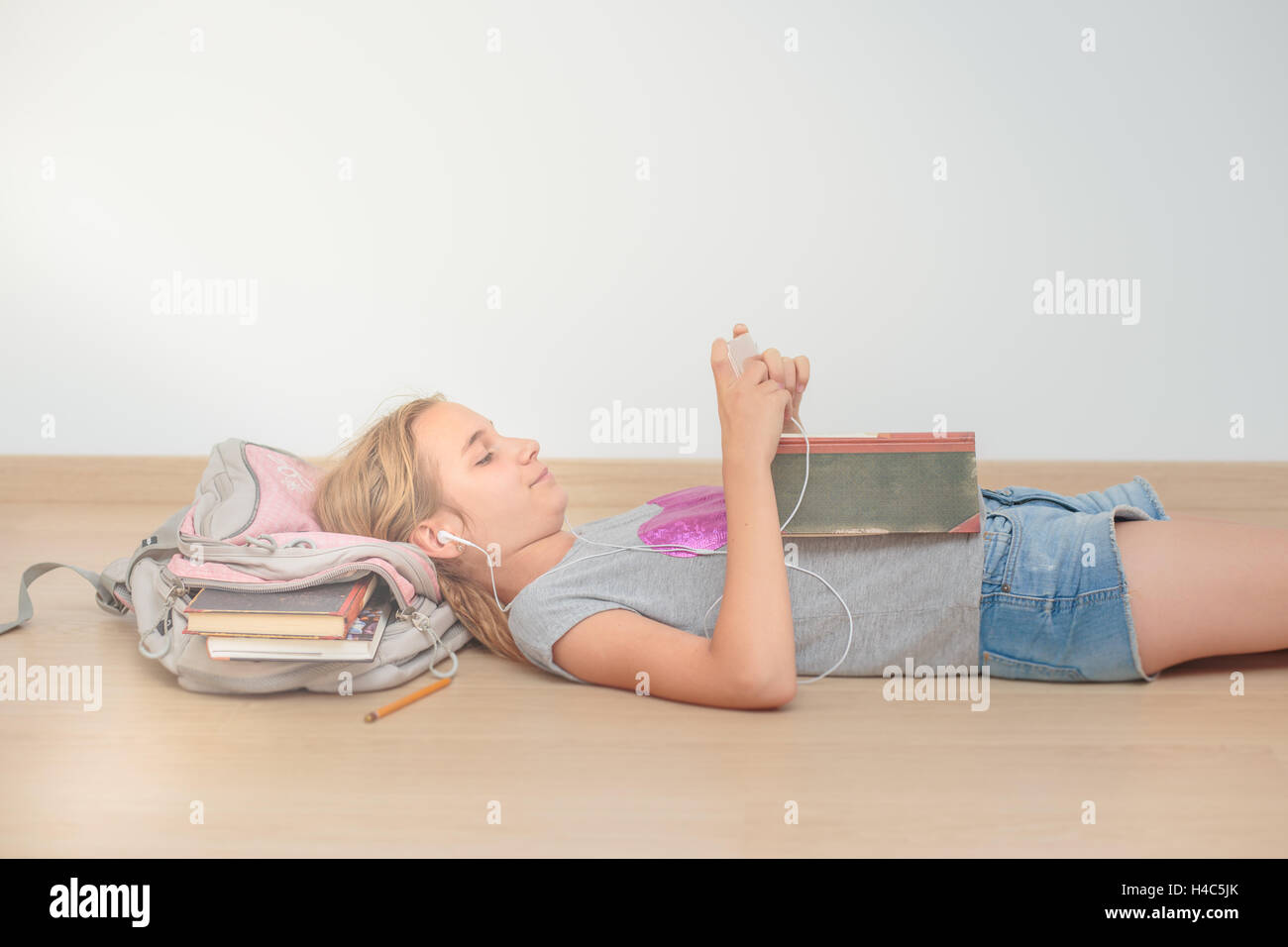 Schülerin mit Handy im Klassenzimmer Stockfoto