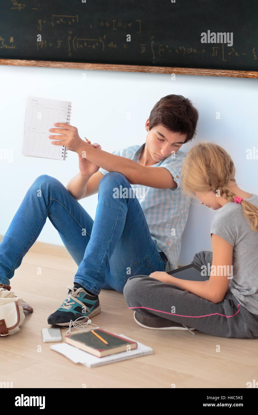 Jugendliche lernen durch eine Tafel in der Schule Stockfoto