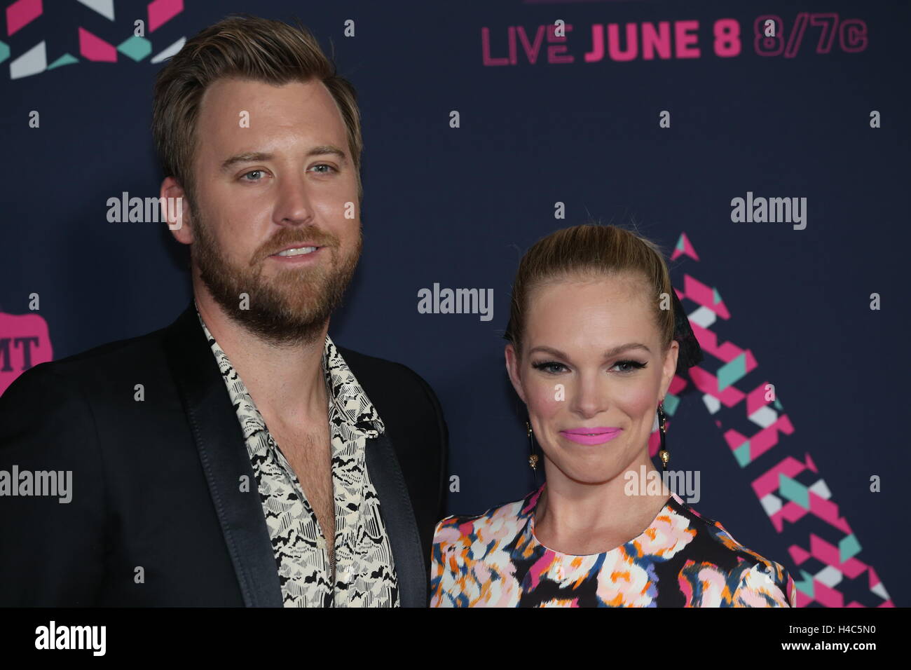 Charles Kelley und Frau Cassie Fuß dem roten Teppich bei den CMT Music Awards in der Bridgestone Arena am 8. Juni 2016 in Nashville, TN. Stockfoto