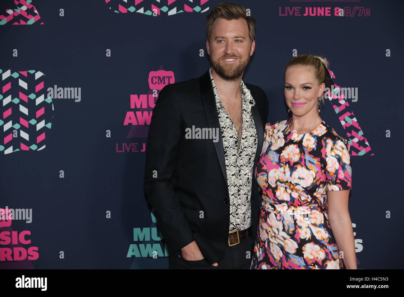 Charles Kelley und Frau Cassie Fuß dem roten Teppich bei den CMT Music Awards in der Bridgestone Arena am 8. Juni 2016 in Nashville, TN. Stockfoto