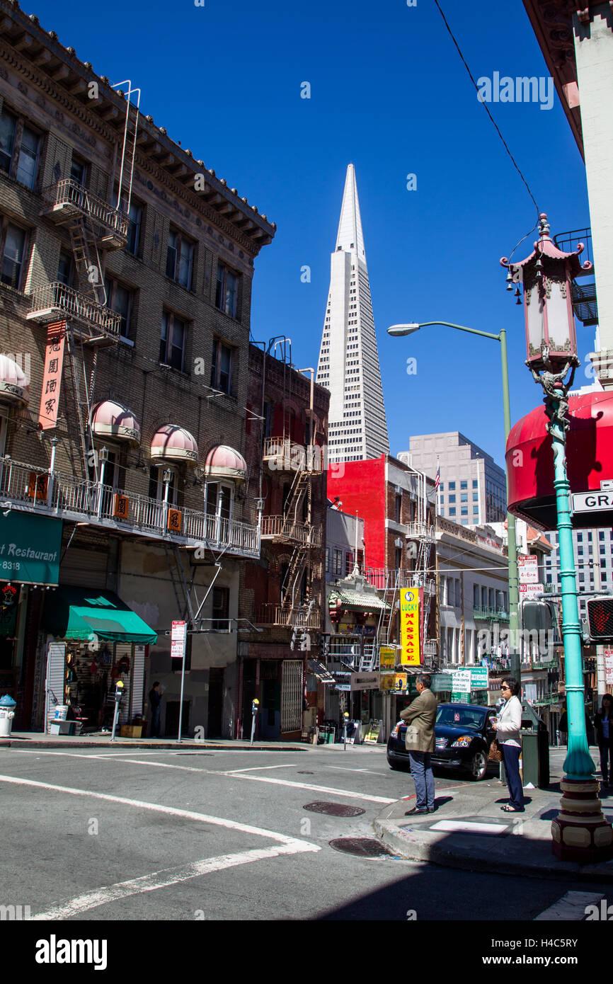Transamerica Pyramid gesehen von Chinatown in San Francisco, Kalifornien, USA. Stockfoto