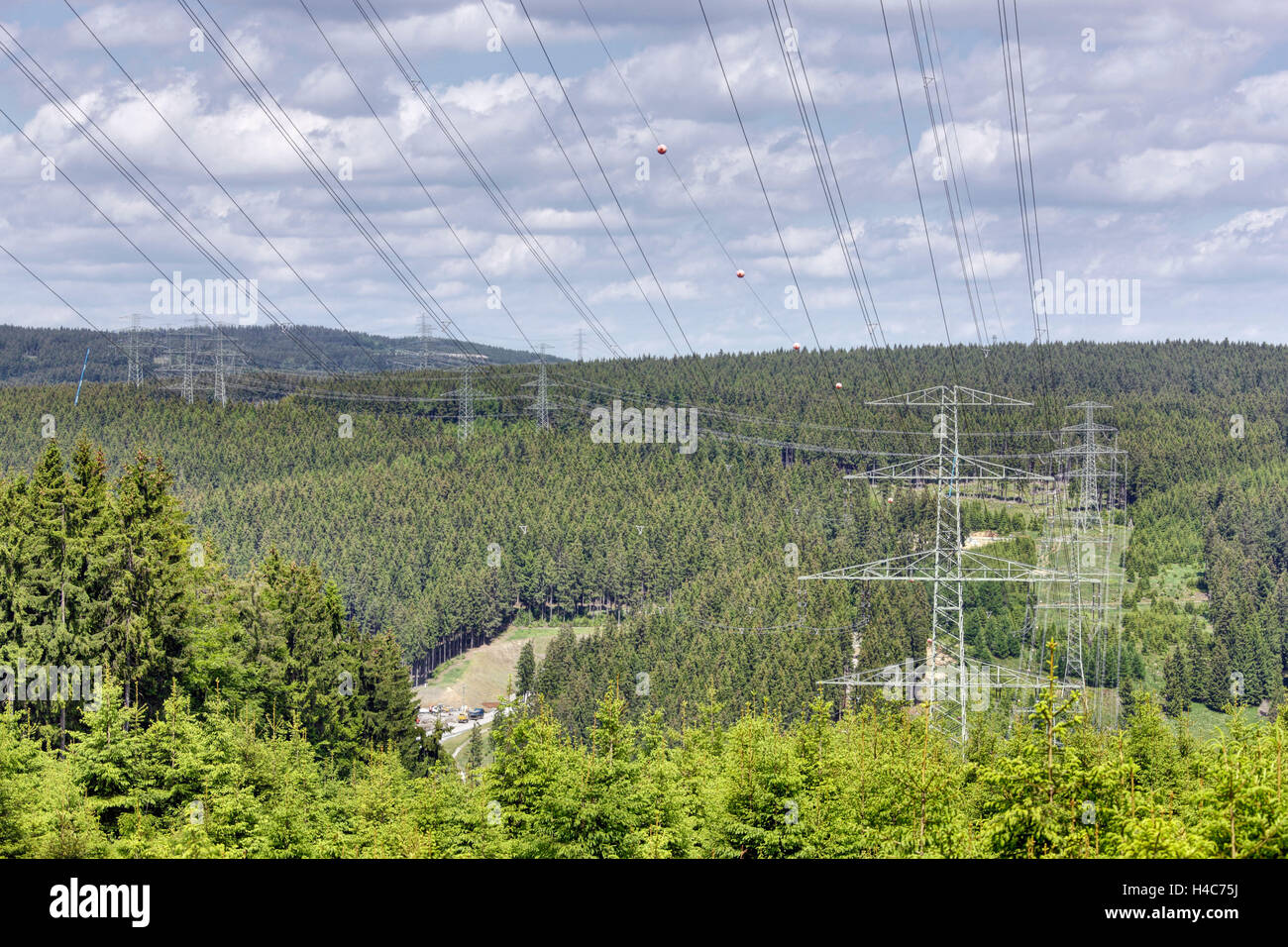 Übertragung von Masten, Stromleitung, Holz Stockfoto