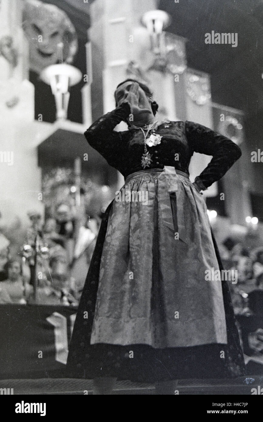 Büttenrednerin Auf Einer Karnevalssitzung, Deutsches Reich 1937. Karneval-Redner bei einer Karnevalssitzung, Deutschland 1937. Stockfoto