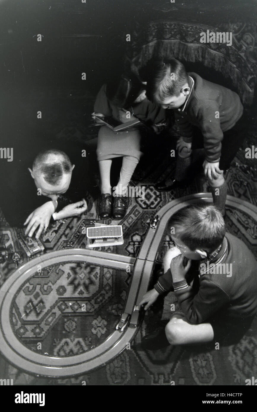 Mitglieder Einer Kinderreichen Familie Spielen Im Wohnzimmer, 1930er ... Mitglieder Einer Kinderreichen Familie Spielen Im Wohnzimmer, 1930er ...