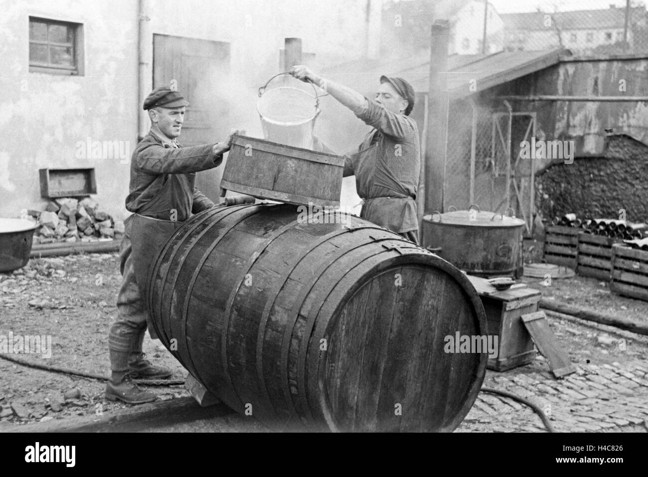 Böttcher Bei der Fassherstellung Für die Weinlese in Serrig, Deutschland 1930er Jahre. Coopers konstruieren ein Fass her den neuen geernteten Wein bei Serrig, Deutschland der 1930er Jahre Stockfoto