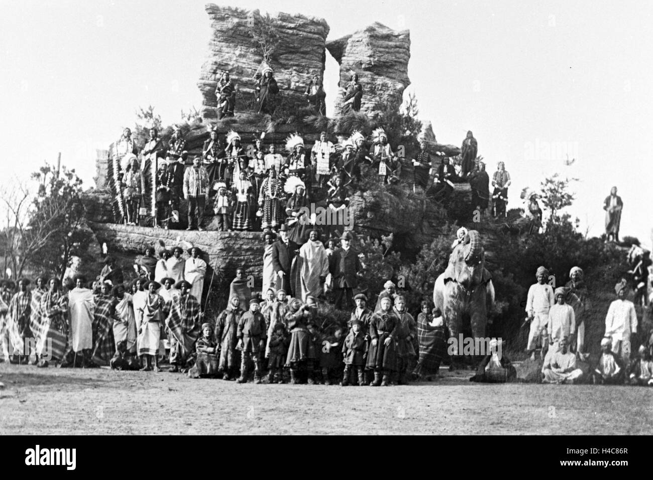 Eine Völkerschau des Deutschen Tierhändlers Und Zoodirektors Carl Hagenbeck, 1930er Jahre Deutschland. Eine menschliche Zoo-Ausstellung des deutschen Tier Kaufmann und Zoo Direktors Carl Hagenbeck, Deutschland der 1930er Jahre Stockfoto