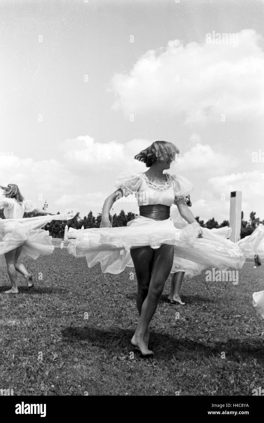 Vorbereitungen Für die Eröffnungsfeier der Großen Deutschen Kunstausstellung Im Neuen Haus der Kunst in München, Deutschland, 1930er Jahre. Vorbereitungen für die Eröffnung der großen deutschen Kunstausstellung im neuen Haus der Kunst in München, Deutschland Stockfoto