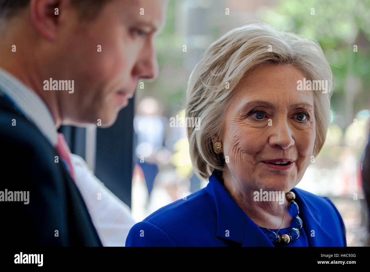 Hillary Clinton besucht Aufstand Muffin Unternehmen am 10. Juni 2016 in Washington D.C. Stockfoto