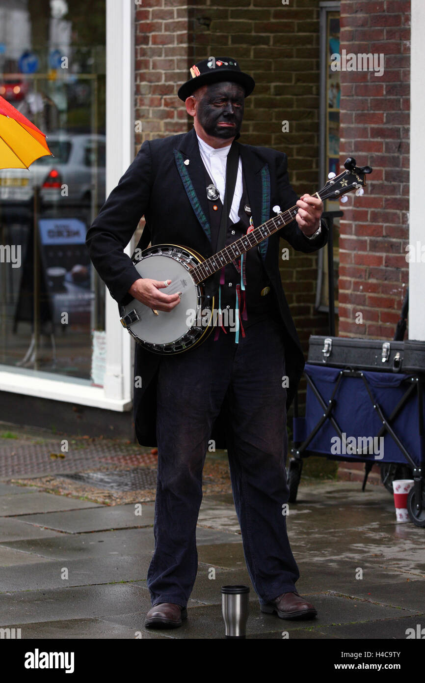 Volksmusiker ein Banjo zu spielen, während eine jährliche Volksfest in Tenterden, Kent, England Stockfoto