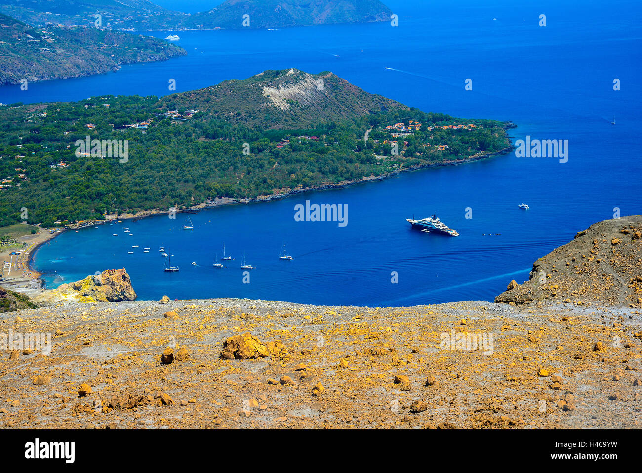 Italien Sizilien Liparischen Inseln Vulcano Insel Vulkan Insel Baia di Levante und der Halbinsel Vulcanello, gesehen von der Spitze des Kraters Stockfoto